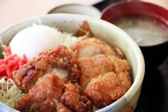 油炸雞肉和半熟雞蛋蓋飯